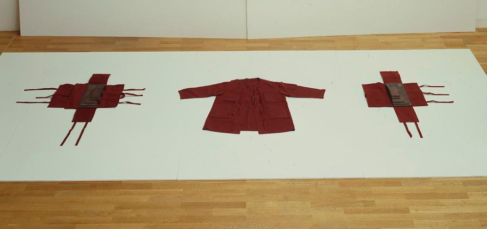 Franz Erhard Walther - Mantel-Stahlstück