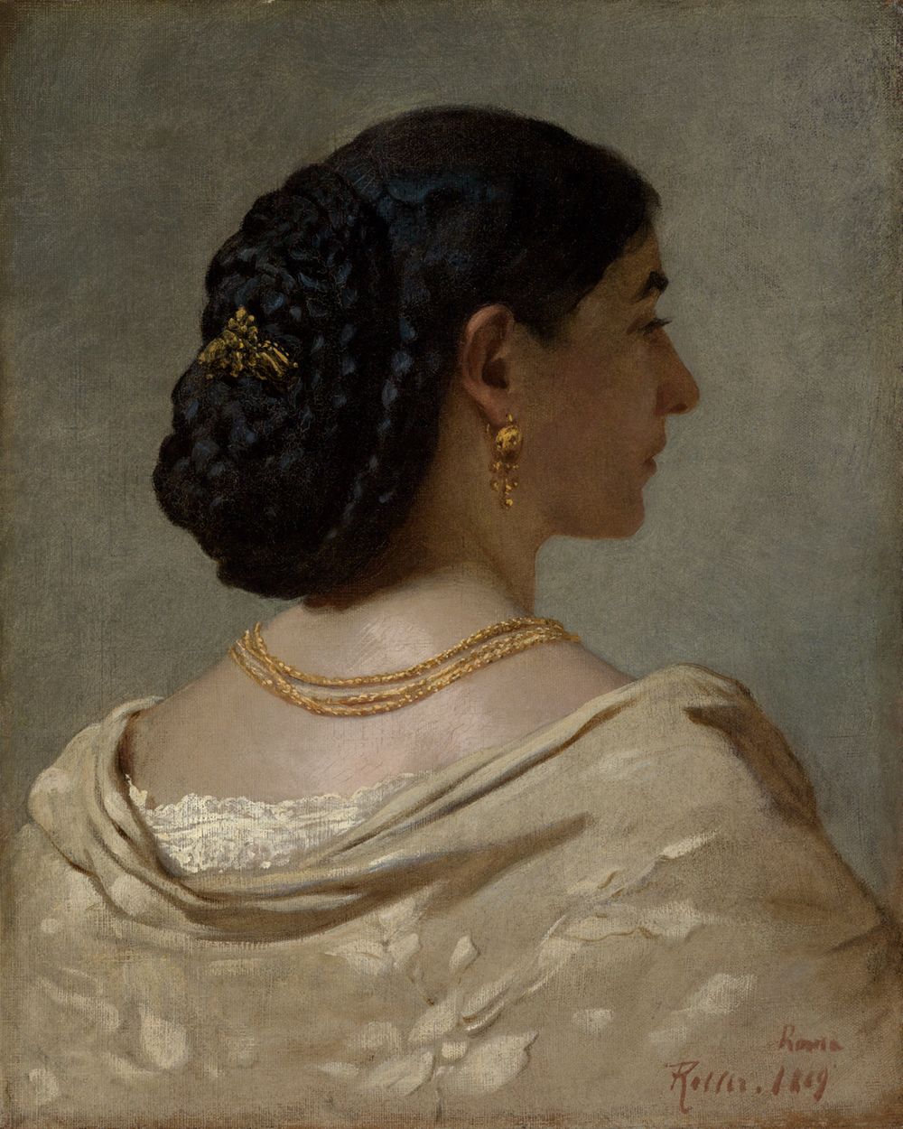 Das Bild zeigt eine Frau, Nana Risi, in eleganter Kleidung. Ihr Gesicht ist ruhig und nachdenklich. Ihr Haar ist dunkel und wellig, und sie trägt es offen.