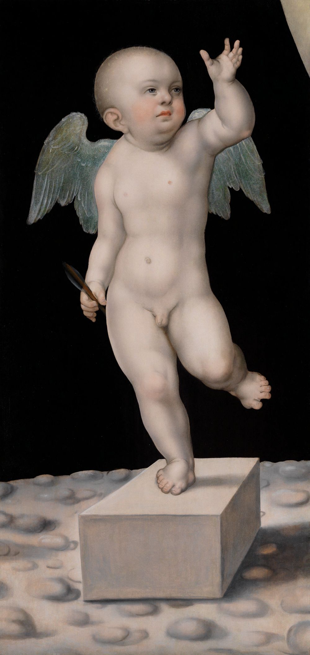 Lucas Cranach stellt einen kleinen, nackten geflügelten Knaben dar, der einen Pfeil in der Hand hält.