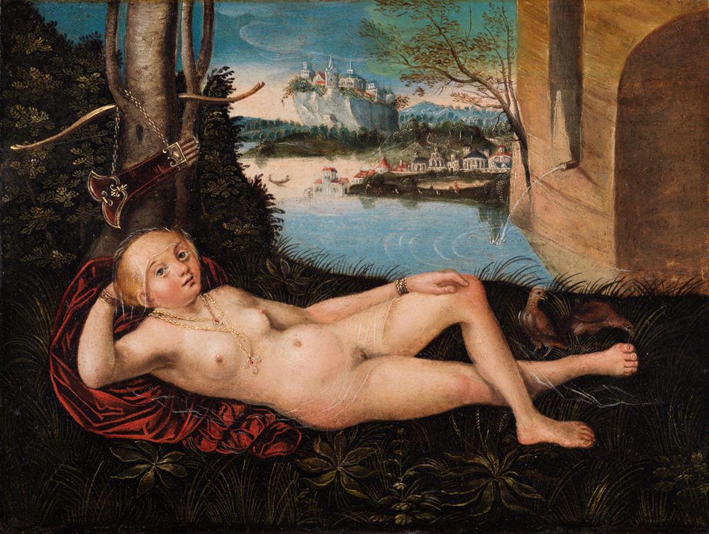 „Ruhende Quellnymphe“ von Lucas Cranach zeigt eine entspannt liegende, nackte Frau umgeben von einer idyllische Landschaft mit Wasser und Bäumen.