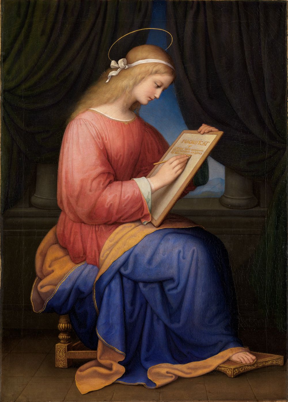Maria schreibt das Magnificat, ein bekanntes Gebet aus der Bibel. Sie sitzt an einem Tisch, mit einem Federkiel in der Hand und schreibt auf Pergament.