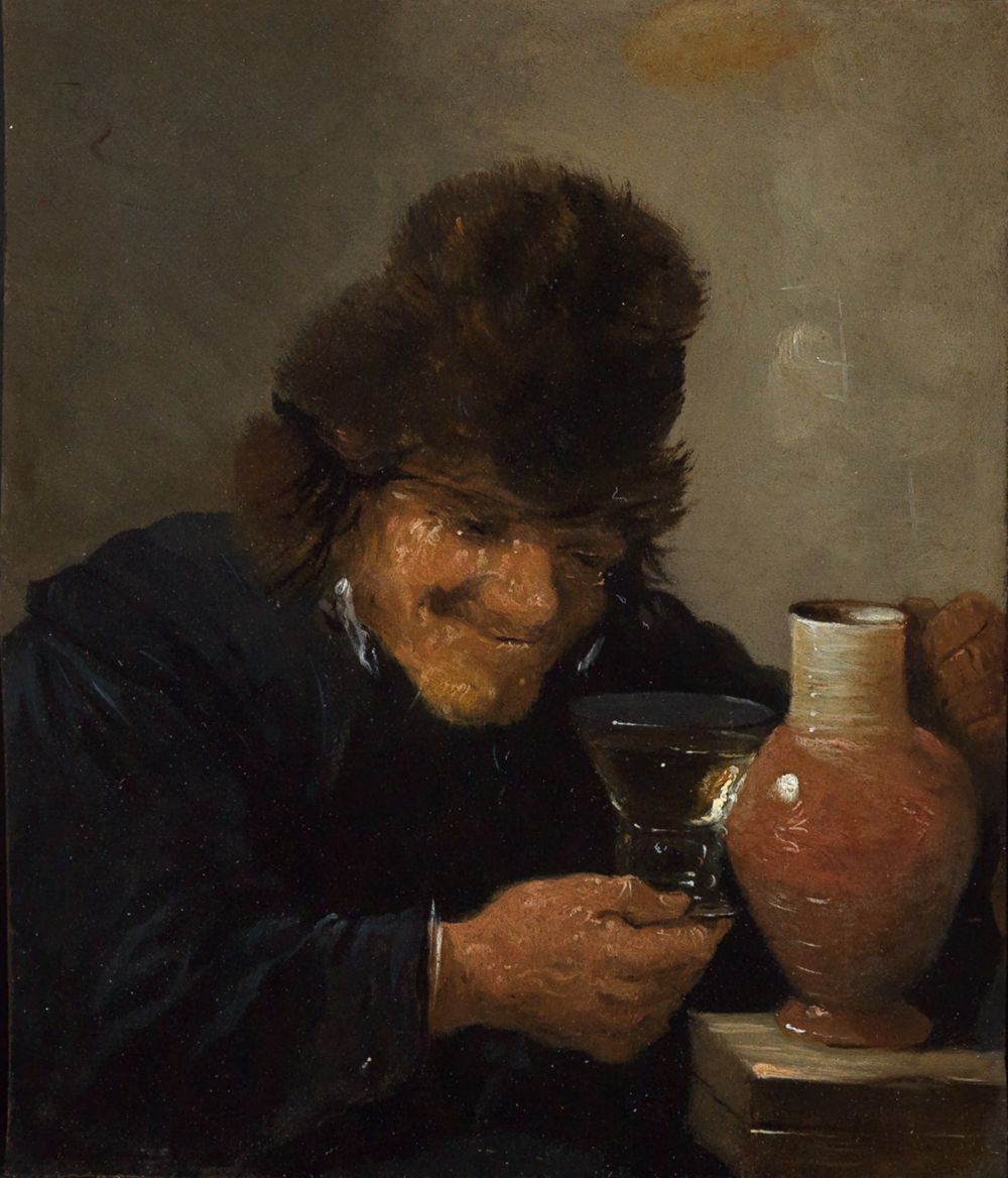 <p>Ein Mann sitzt an einem Tisch und hält einen Krug in der Hand. Er lacht und wirkt betrunken.Auf dem Tisch stehen Flaschen und ein Glas.</p><p></p><p></p>