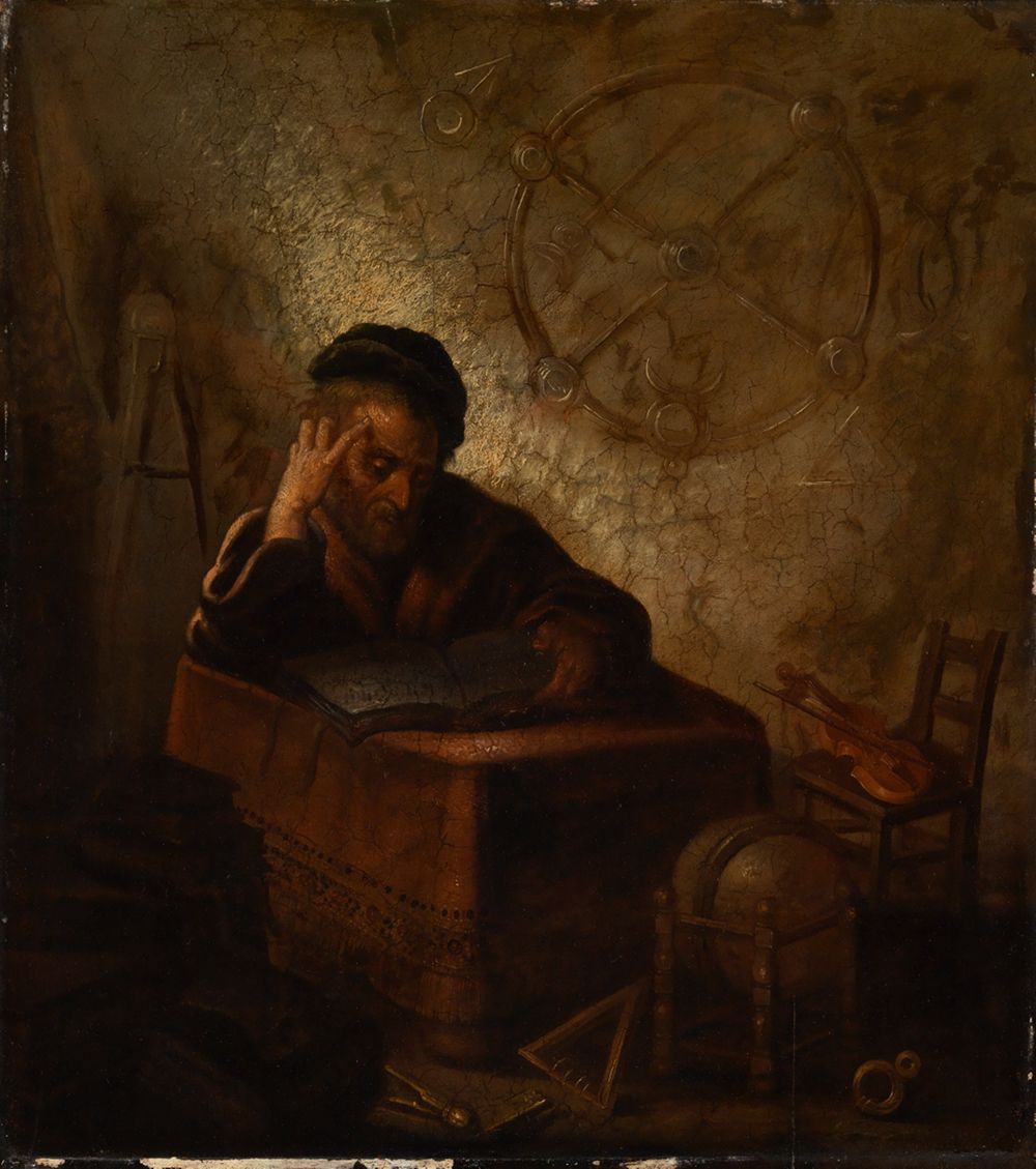 Das Gemälde von Rembrandt zeigt einen alten Mann, der tief in ein Buch vertieft ist. Er sitzt an einem Tisch in einem dunklen Raum, trägt eine Brille und warme, einfache Kleidung.