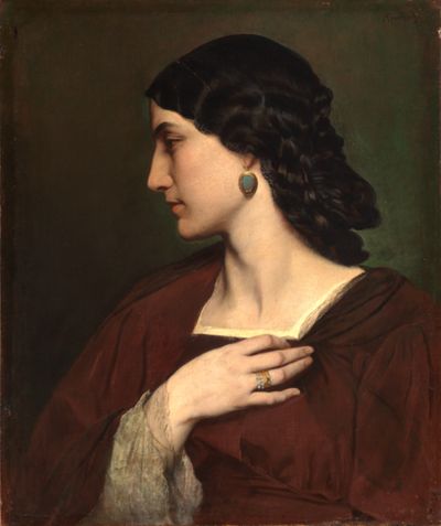Das Bild von Nanna Risi zeigt eine Frau mit ruhigem und ernsten Gesichtsausdruck. Sie trägt ein schlichtes, dunkles Kleid, und ihr langes, dunkles Haar fällt über ihre Schultern.