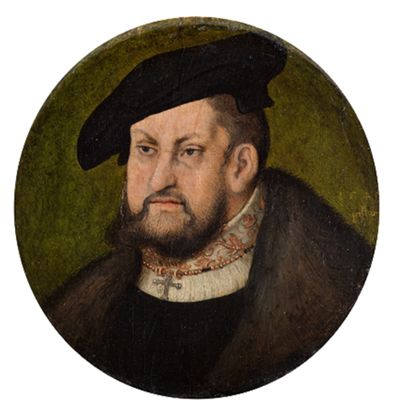 Das Porträt von Lucas Cranach zeigt einen Mann im Brustbild in einem prächtigen Gewand, das seine hohe Stellung zeigt. Er trägt einen Hut und eine Jacke.
