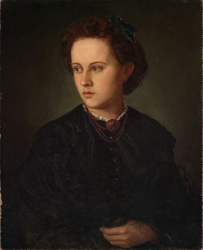 Das Bild zeigt ein junges Mädchen mit einem nachdenklichen Gesichtsausdruck. Sie hat dunkles, glattes Haar, das hinter ihren Ohren liegt.