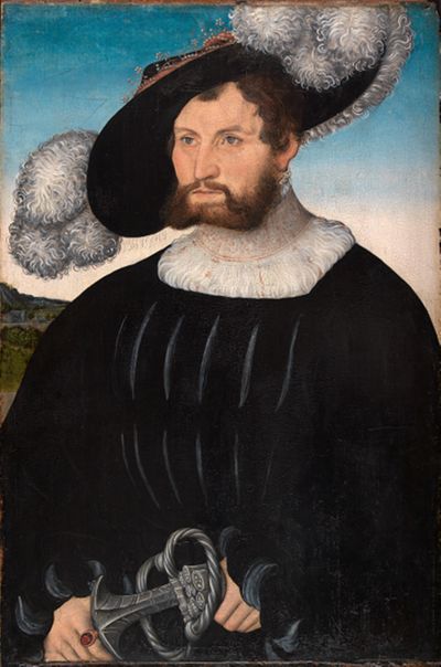 Lucas Cranach hat einen Mann in einem eleganten Gewand mit einem Hut dargestellt. Er schaut ernst und konzentriert.