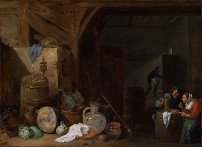 Die Menschen essen und trinken zusammen in der Scheune. Auf dem Tisch liegt Brot, Fleisch und ein Krug. Die Kleidung ist einfach und altmodisch Im Hintergrund stehen Fässer und Werkzeuge.