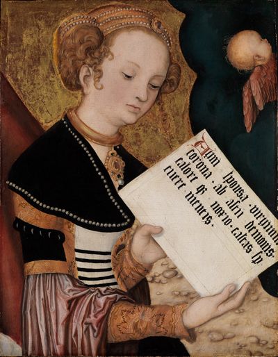Lucas Cranach zeigt eine elegante Frau, die ein Schriftblatt mit einer Botschaft in der Hand hält.
