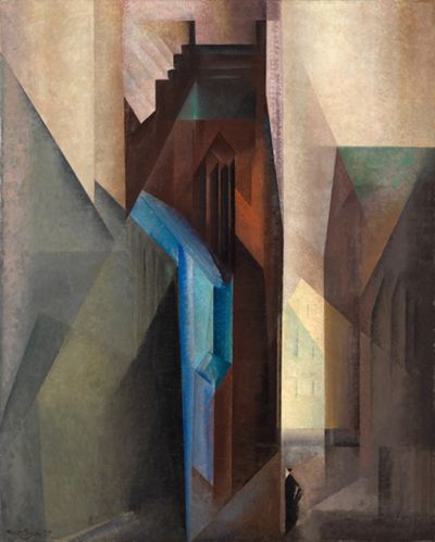Blick in eine dunkle Gasse mit hohen Häuserfassaden. Die Architektur ist kubistisch aufgelöst. Am Ende der Straße ragen, in Farbflächen zerlegt, die Kupferdächer einer mittelalterlichen Backsteinkirche in den diffus-lichten Himmel.