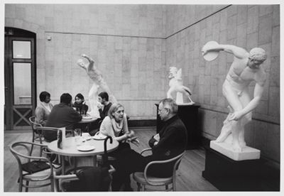 Barbara Klemm - Kunsthalle Karlsruhe, Besucher im Café Greco im Rosa Saal