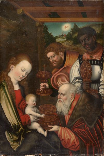 Lucas Cranach zeigt das Jesuskind auf dem Schoß von Maria, die neben der Krippe sitzt. Die drei Könige knien vor dem Jesuskind und bringen Geschenke wie Gold, Weihrauch und Myrrhe.
