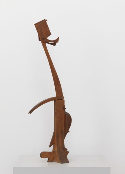 <p>Die Skulptur Max Ernst hat eine vogelähnliche Form aus Holz. Der Vogel hat eine fantasievolle Gestaltung, die ihn von einem echten Vogel unterscheidet. </p><p></p><p></p>