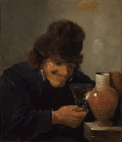 <p>Ein Mann sitzt an einem Tisch und hält einen Krug in der Hand. Er lacht und wirkt betrunken.Auf dem Tisch stehen Flaschen und ein Glas.</p><p></p><p></p>