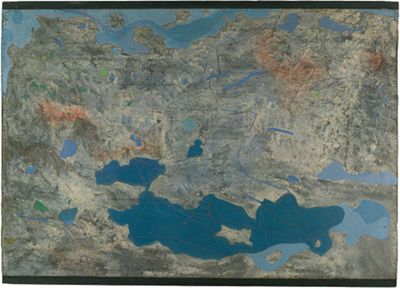 Max Ernst zeigt eine Landschaft, die aussieht, als wäre sie von einem starken Regen oder einer Naturkatastrophe geformt worden.