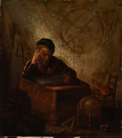 Das Gemälde von Rembrandt zeigt einen alten Mann, der tief in ein Buch vertieft ist. Er sitzt an einem Tisch in einem dunklen Raum, trägt eine Brille und warme, einfache Kleidung.