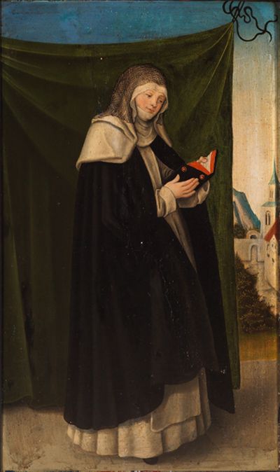 Das Gemälde von Lucas Cranach zeigt eine Frau in einem einfachen, aber eleganten Kleid mit einer Haube, die ein Buch in der Hand hält.