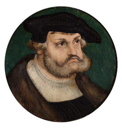 Das Bild von Lucas Cranach zeigt einen Mann im Brustbild in einem eleganten Gewand mit einem Hut und einem Mantel aus kostbaren Stoffen.