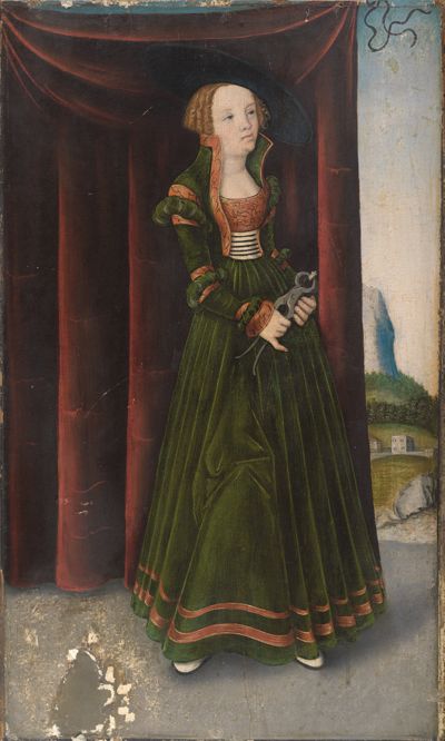 Lucas Cranach zeigt eine Frau in einem prächtigen Kleid, die eine Zange in der Hand hält.