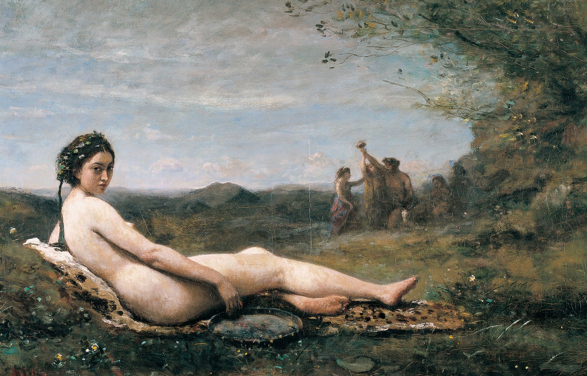 Eine junge Frau liegt nackt auf einem Pelz in der Landschaft. Im Hintergrund spielt eine Gruppe Menschen. Das Bild ist von Camille Corot.