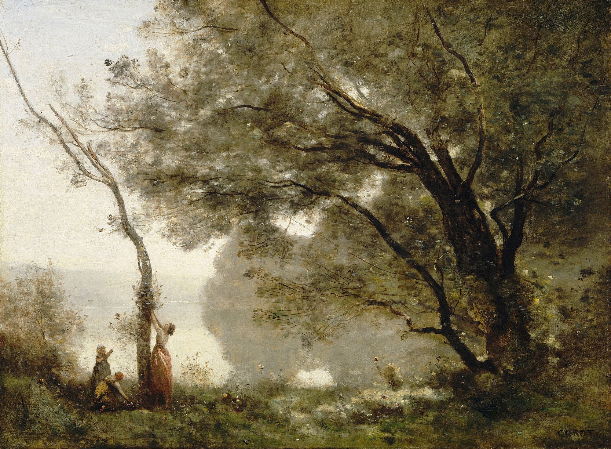 Eine Szene an einem See mit einem großen Baum rechts. an einem kleinen Baum links stehen drei Personen. Das Gemälde ist von Camille Corot.