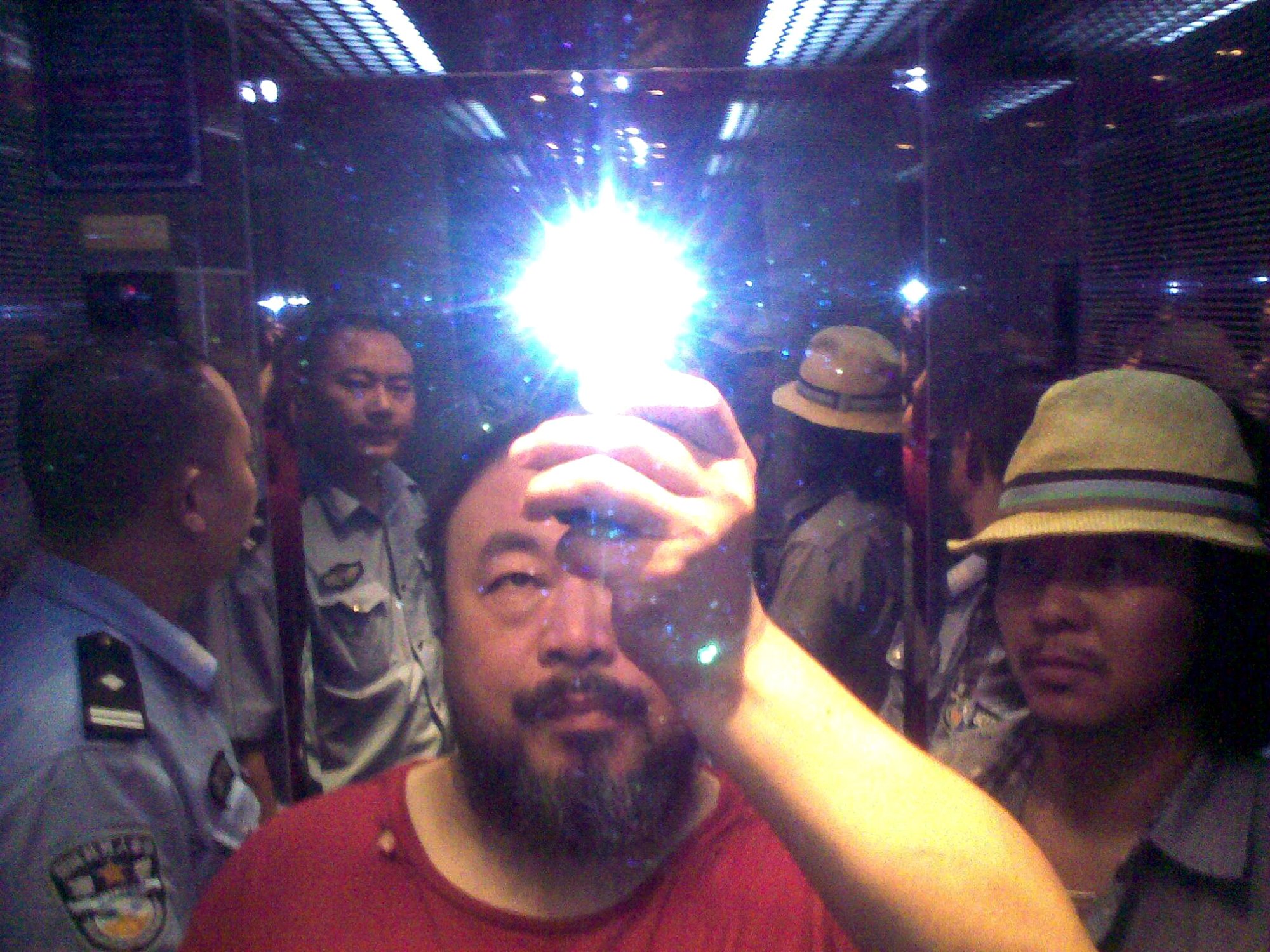 Fotografie "Illumination" des zeitgenössischen Künstlers Ai Weiwei aus dem Jahr 2014, das in der Ausstellung "Ich bin hier" vom 31. Oktober 2015 bis 31. Januar 2016 in der Staatlichen Kunsthalle Karlsruhe zu sehen war.