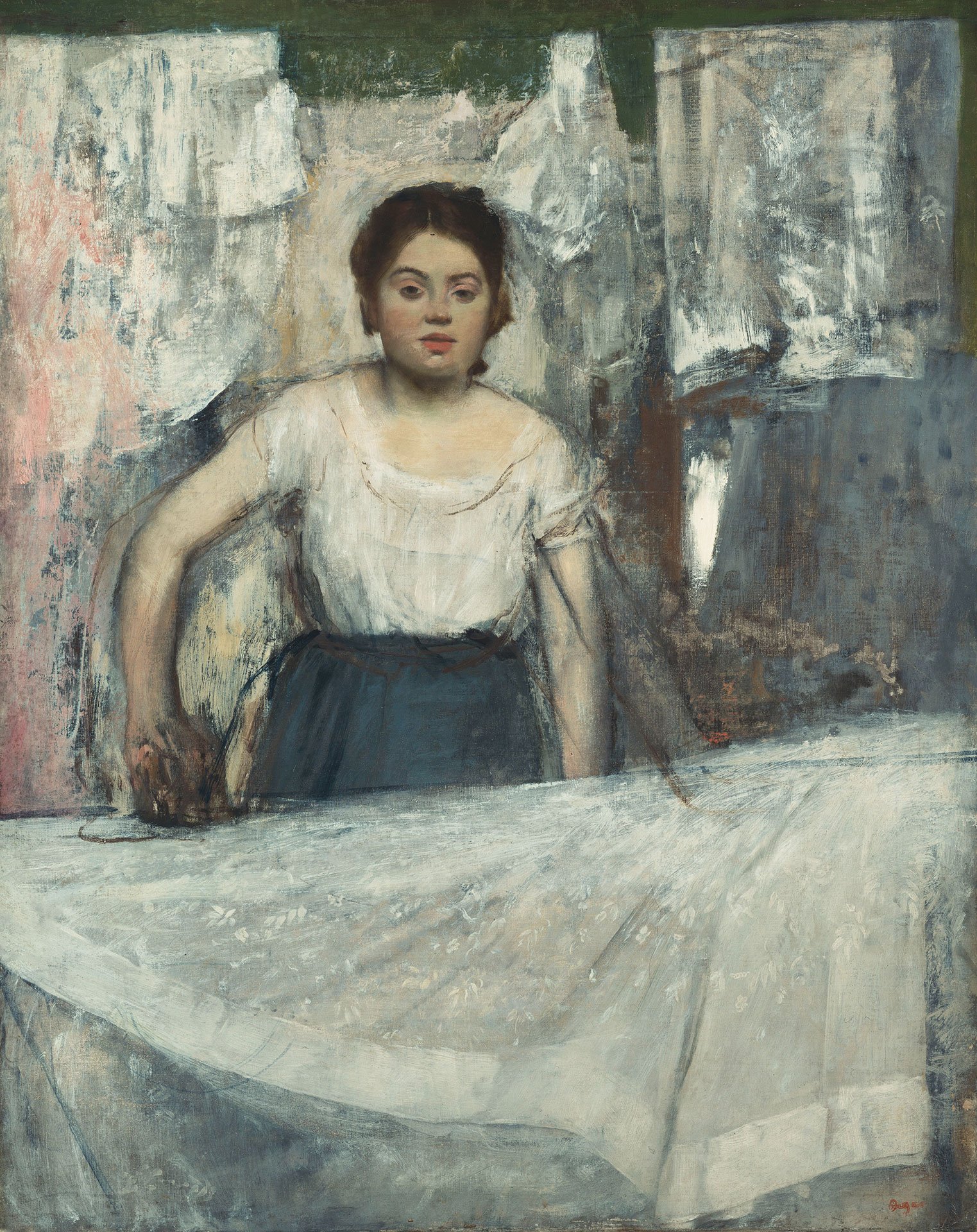 Die Abbildung zeigt Edgar Degas Gemälde "Die Büglerin". Eine junge Frau steht vor einem großen Tisch und bügelt eine Gardine.