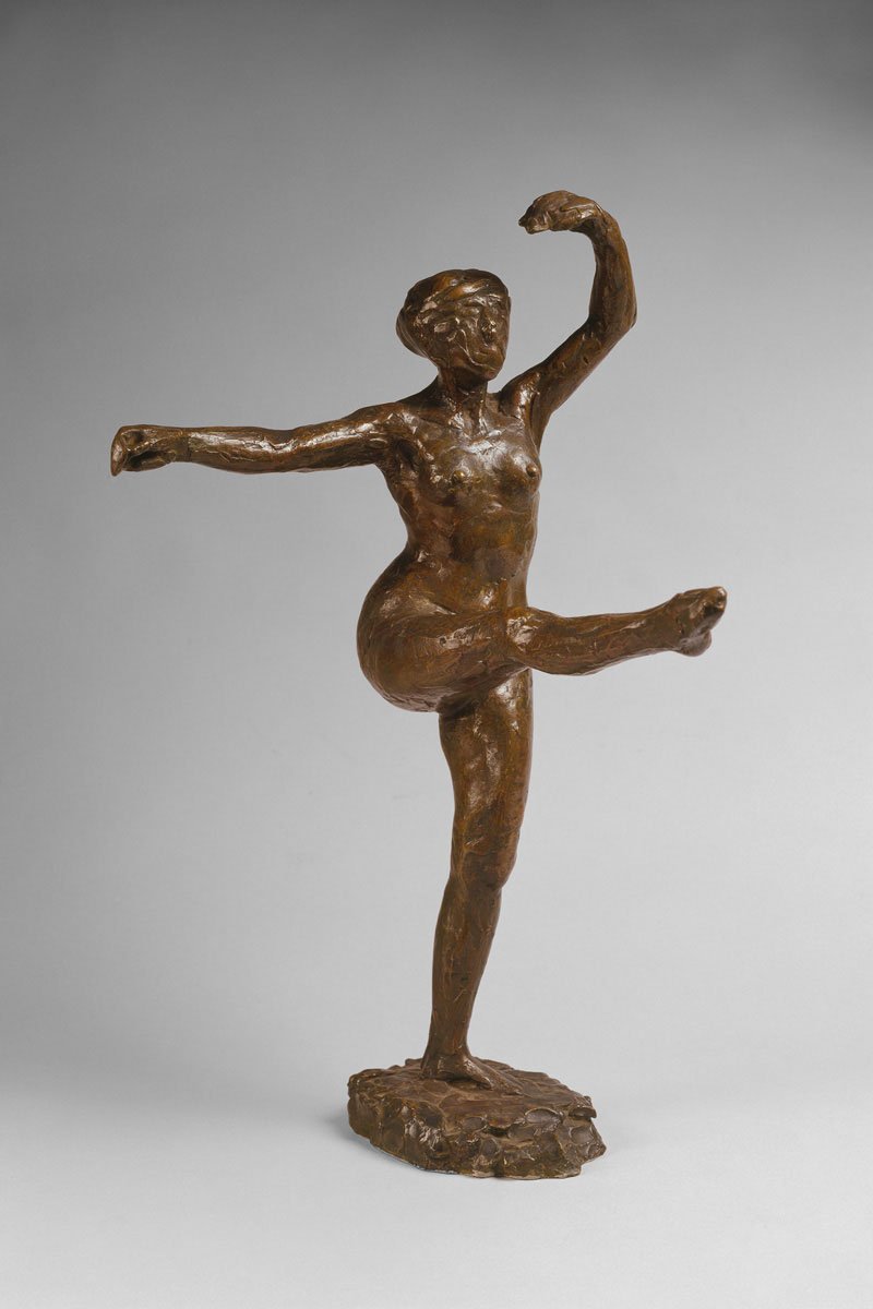 Fotografie einer Skulptur von Edgar Degas. Die Skulptur scheint weiblich und reckt ein Bein in die Höhe und hat einen Arm ausgestreckt.