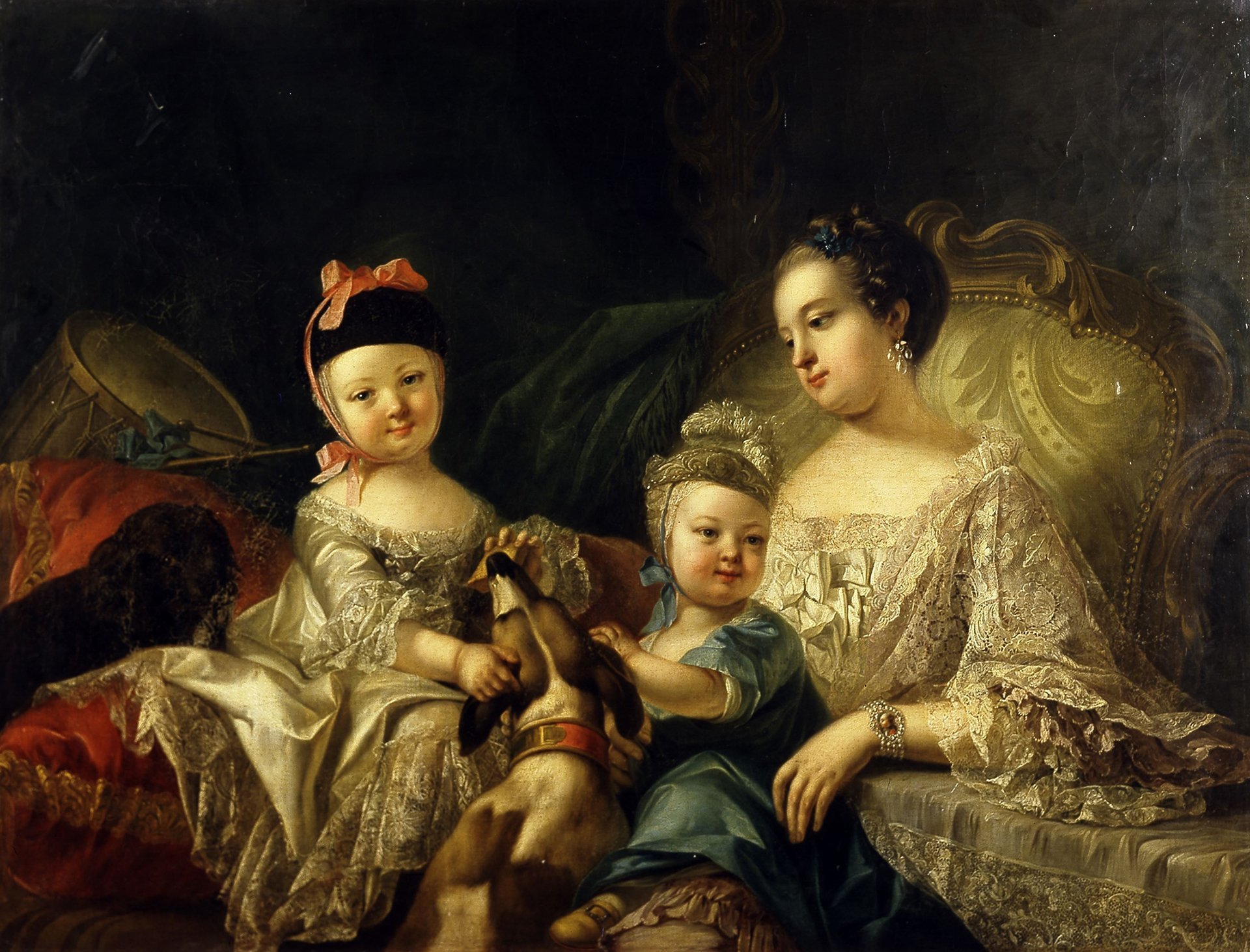 Abbildung des Werks "Karoline Luise mit ihren zwei Söhnen" von Joseph Melling aus dem Jahr 1757, das in der Ausstellung "Die Meister-Sammlerin" vom 30. Mai bis 6. September 2015 in der Staatlichen Kunsthalle Karlsruhe zu sehen war.
