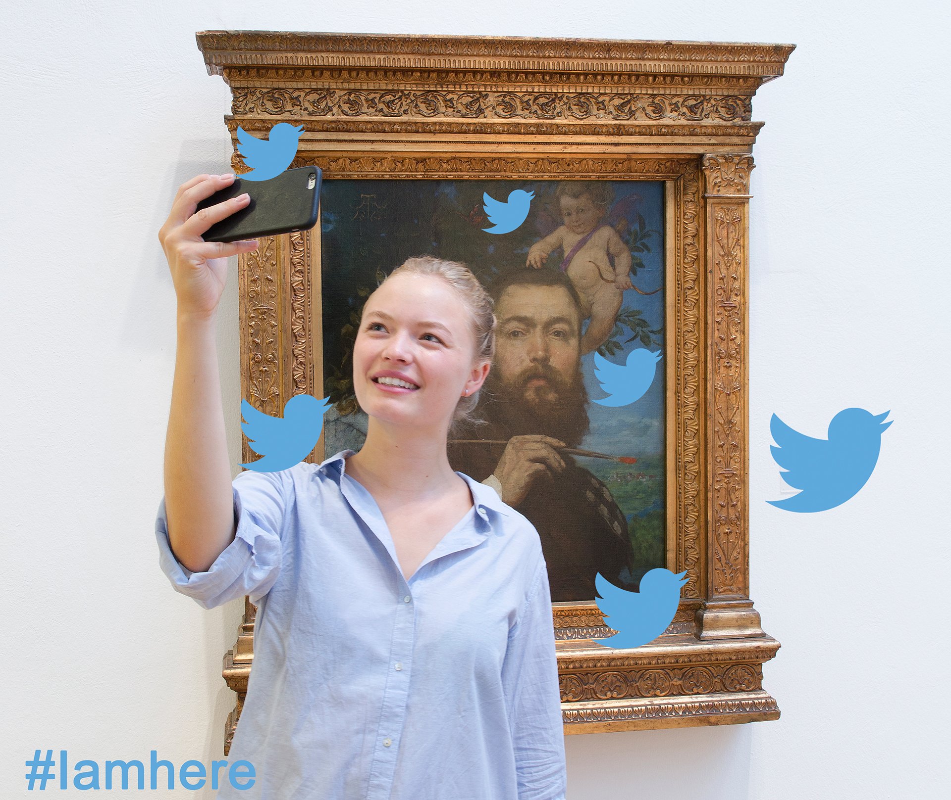 Eine junge Frau macht vor einem alten Gemälde mit Goldrahmen ein Selfie. Auf dem Bild sind Twitterlogos eingefügt.