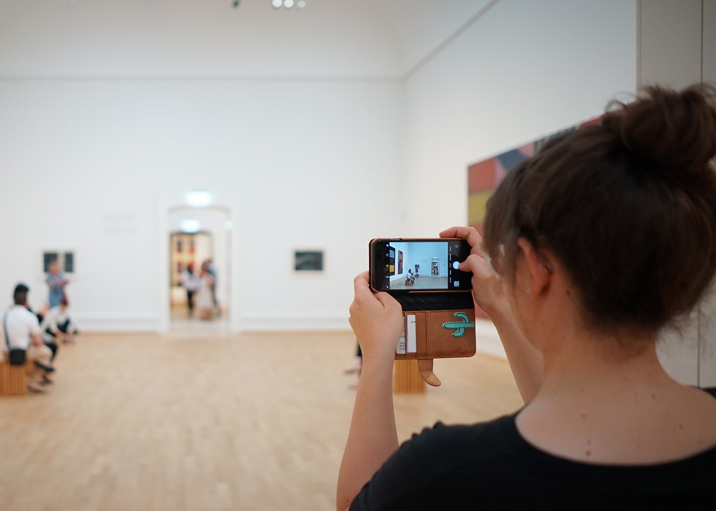 Foto einer Instagrammerin in den Ausstellung. Sie fotografiert mit ihrem Smartphone den Ausstellungsraum. sräumen der Kunsthalle