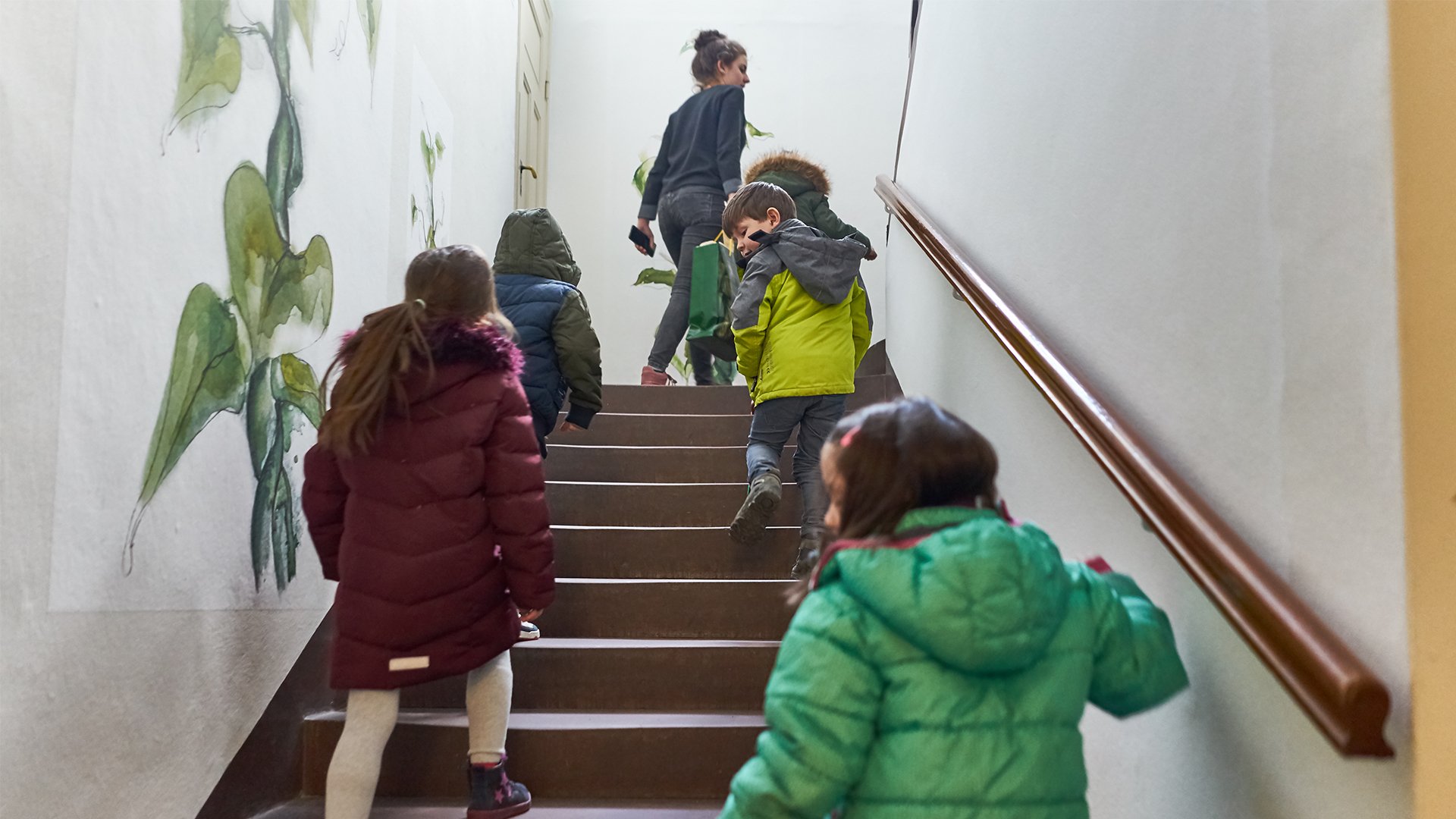Mehrere Kinder gehen die Treppe hoch.