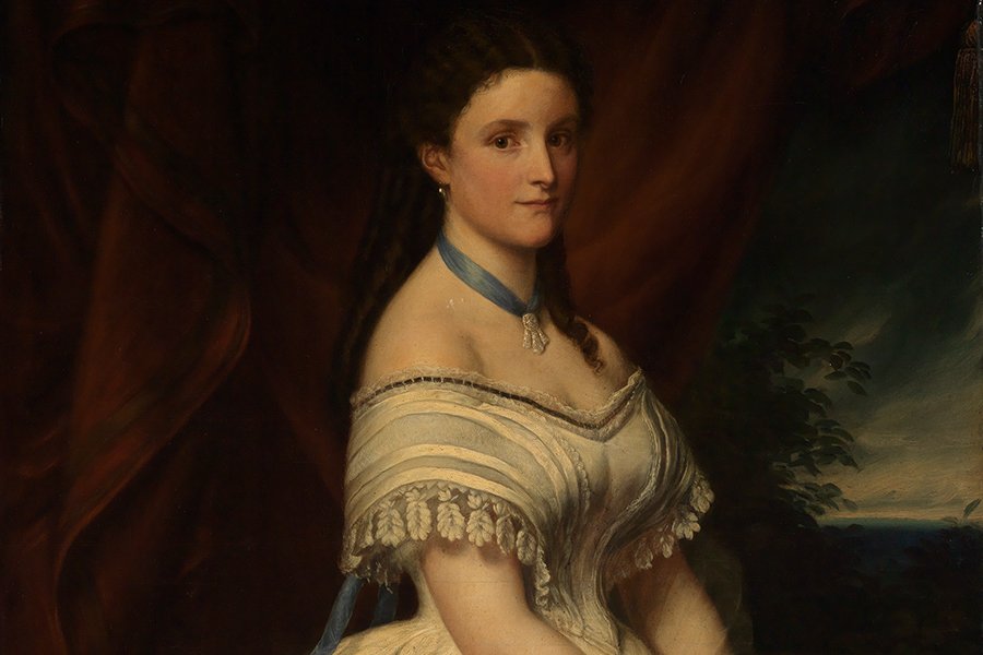 Portrait einer jungen Adligen von Johann Baptist Tuttiné. Die Frau trägt ein weißes Kleid und eine blaue Kette. Im Hintergrund ist ein roter Vorhang und eine Landschaft.