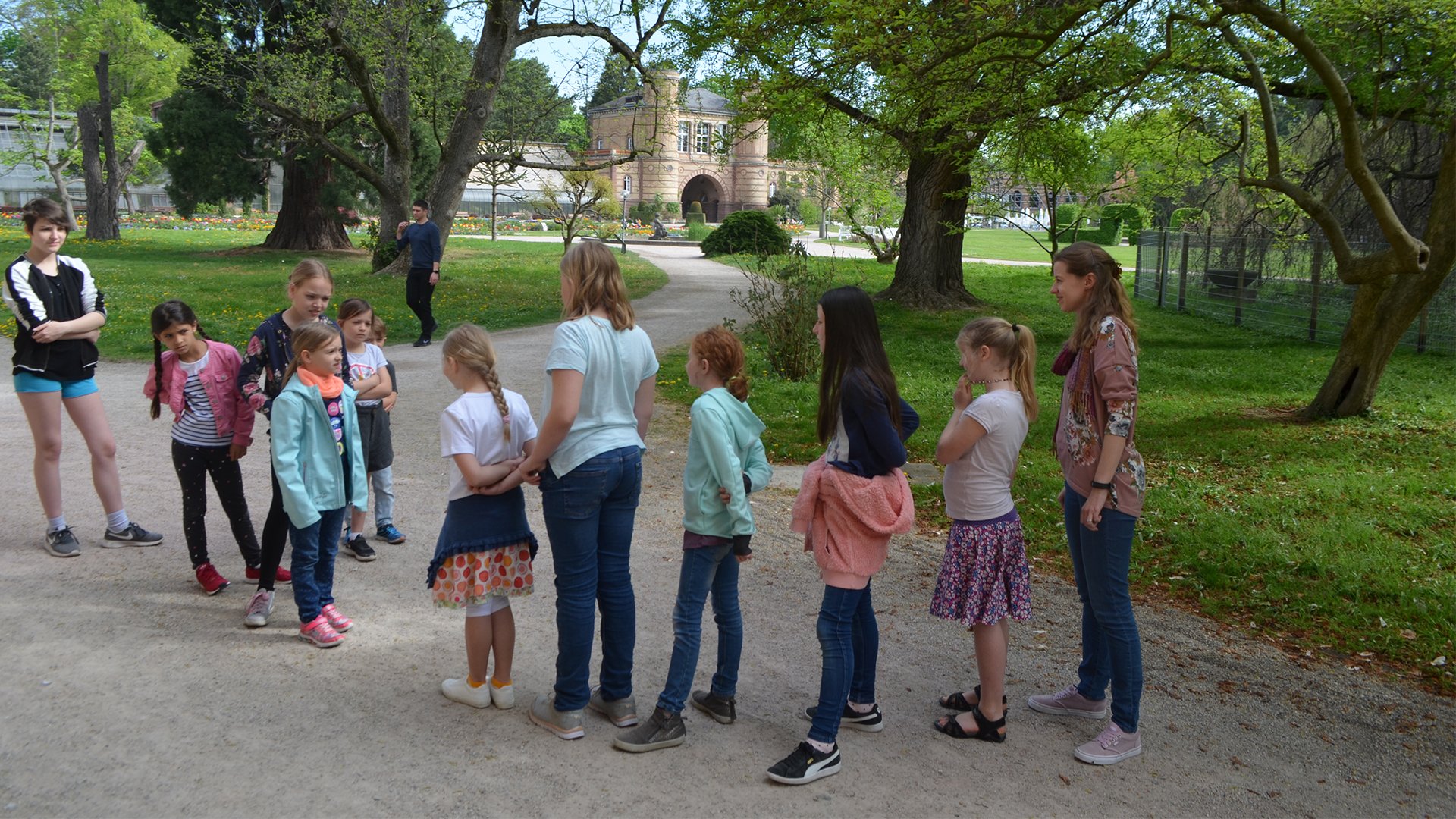 Foto einer Kindergruppe bei einem Freizeitangebot im Freien der Kunsthalle Karlsruhe.