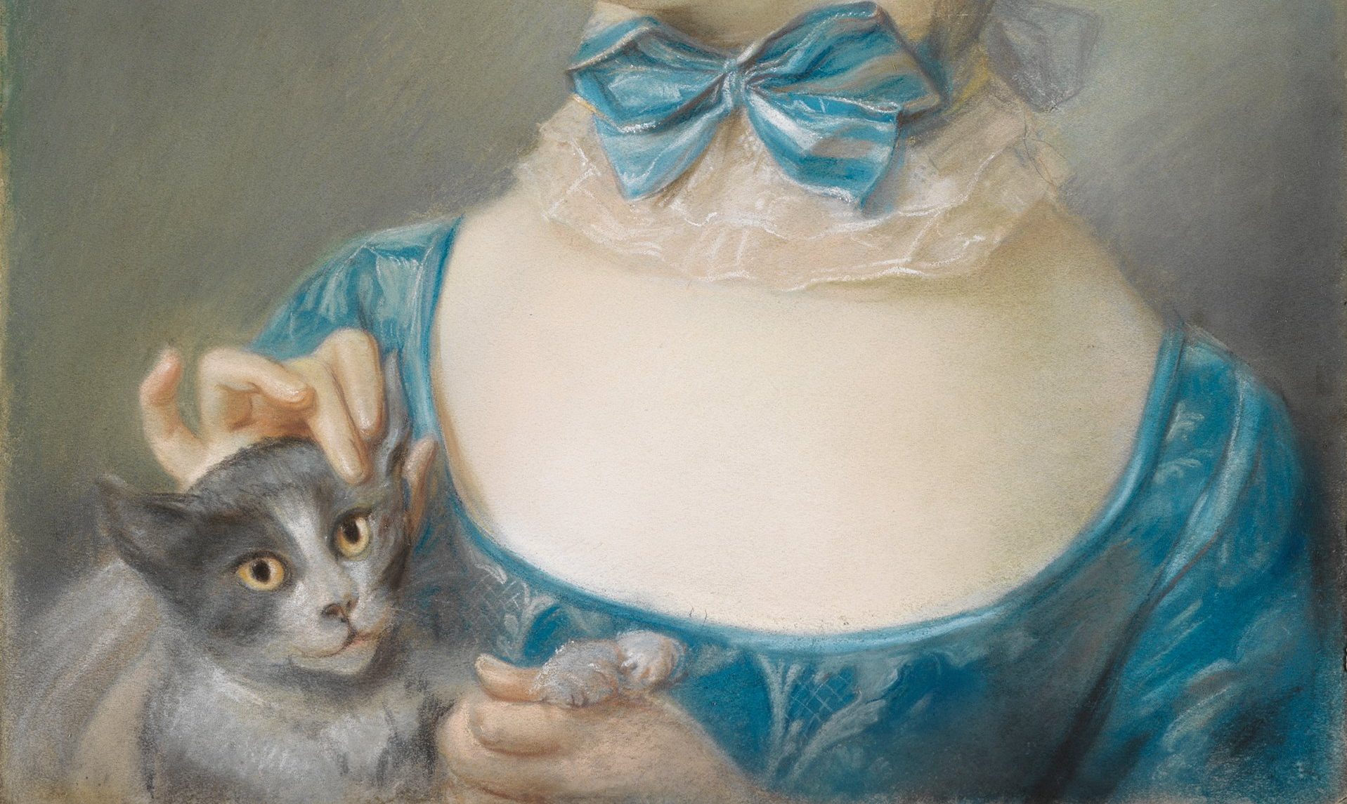 Ausschnitt aus dem Pastell Mädchen mit Katze von Jean-Baptiste Perroneau, entstanden zwischen 1747 und 1750 aus der Sammlung der Kunsthalle Karlsruhe. Es zeigt das Dekolleté einer Frau mit Barockkleid. Sie hält ein kleines Kätzchen in ihrem Armen.  