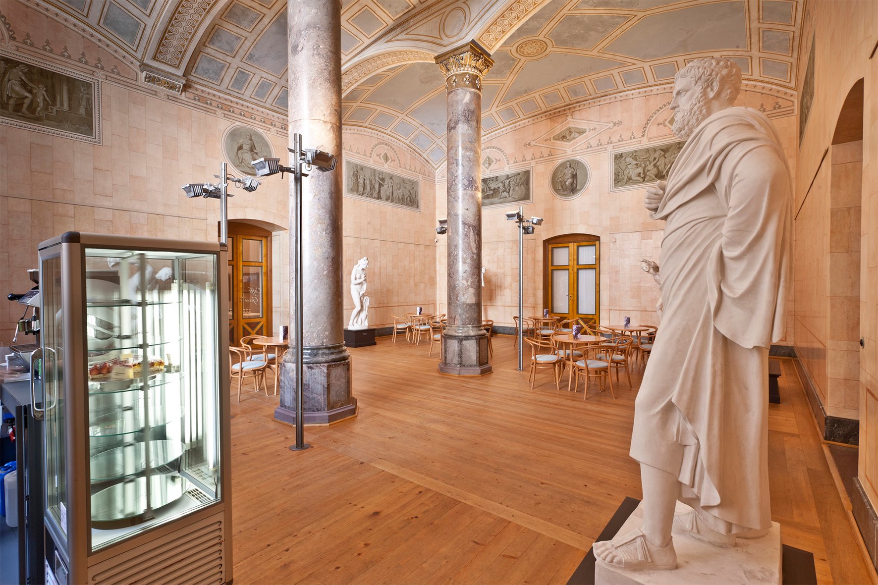 Blick in das Caffè Grecco der Kunsthalle Karlsruhe. An den Wänden stehen antike Skulpturen.