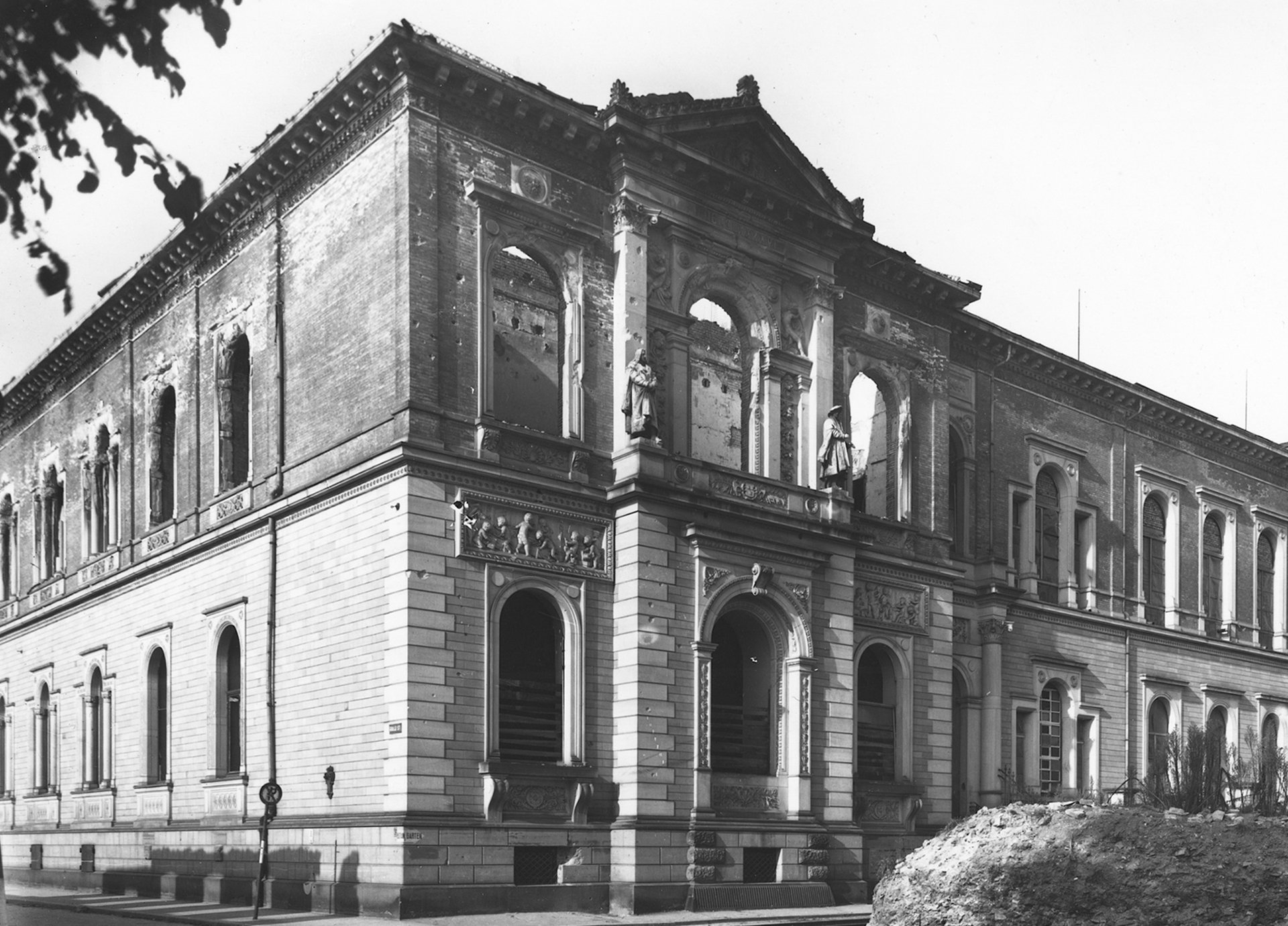 Foto des Hauptgebäudes der Kunsthalle nach Kriegsende und mit Kriegszerstörungen.
