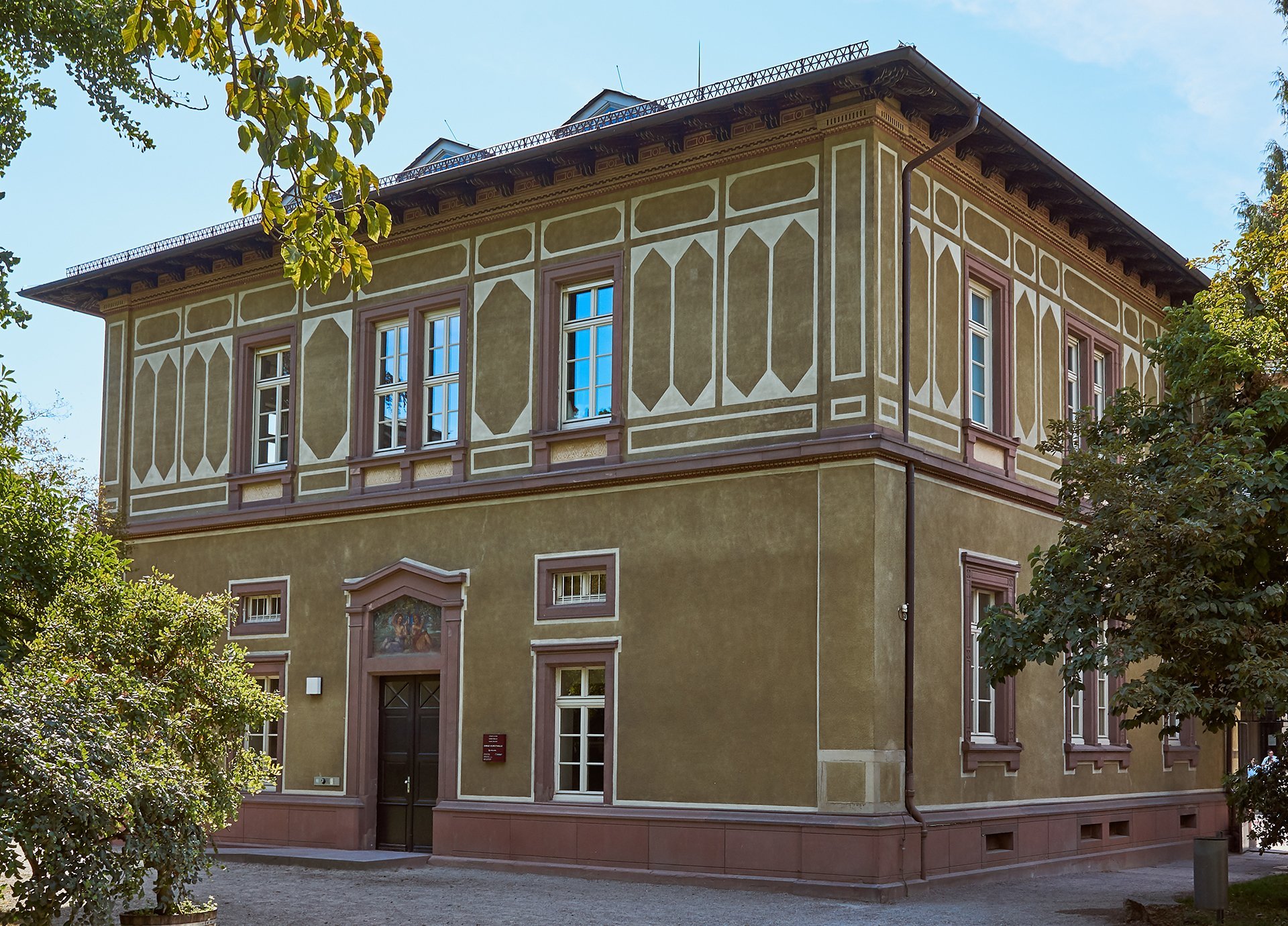 Fotografie des Gebäudes der Jungen Kunsthalle. Das Haus ist zwei stöckig und olivgrün gestrichen.
