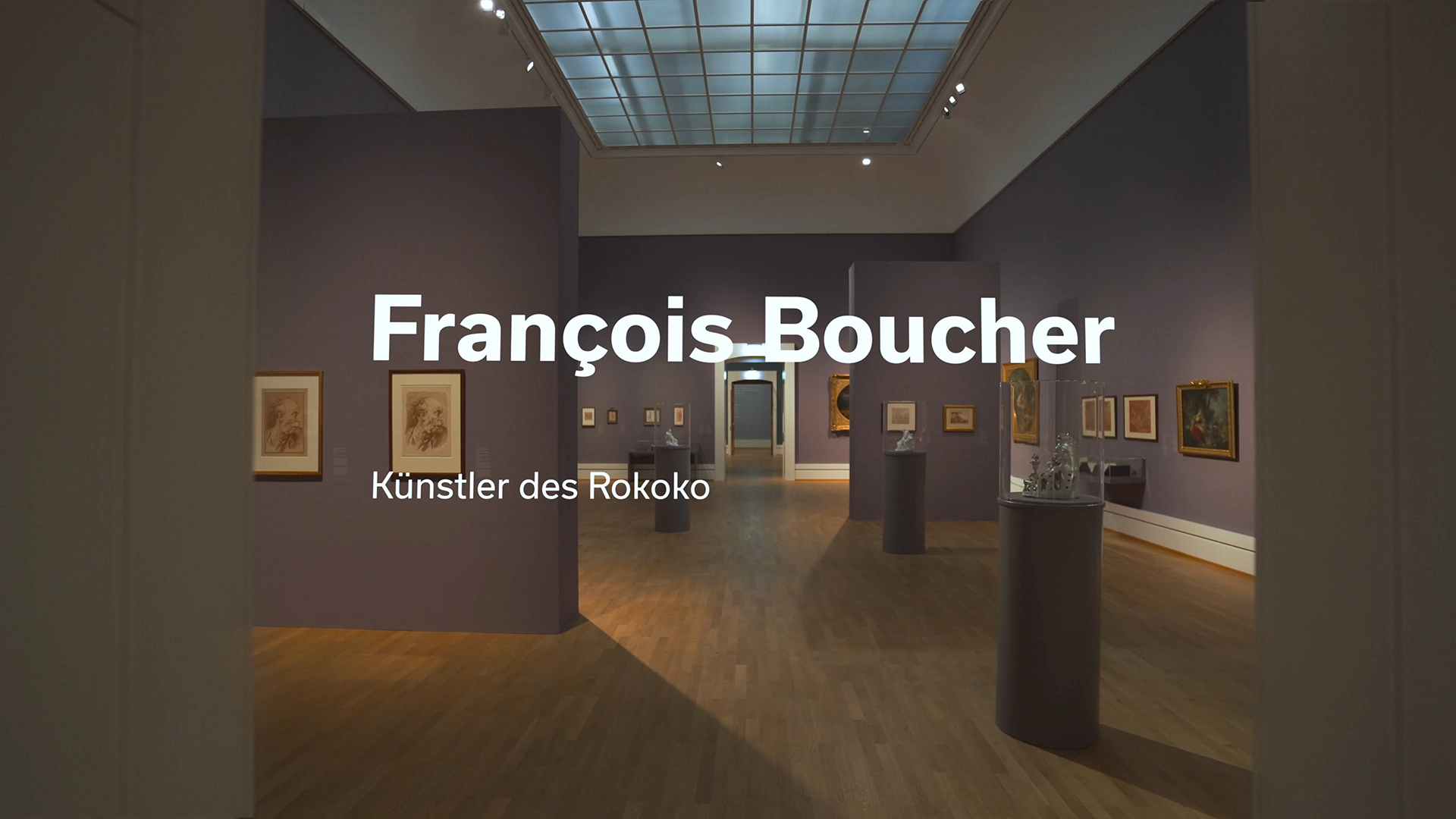 Videostill aus dem Teaser zur Boucherausstellung mit einem Blick in die Galerieräume, in denen die Werke Bouchers an den Wänden hängen.