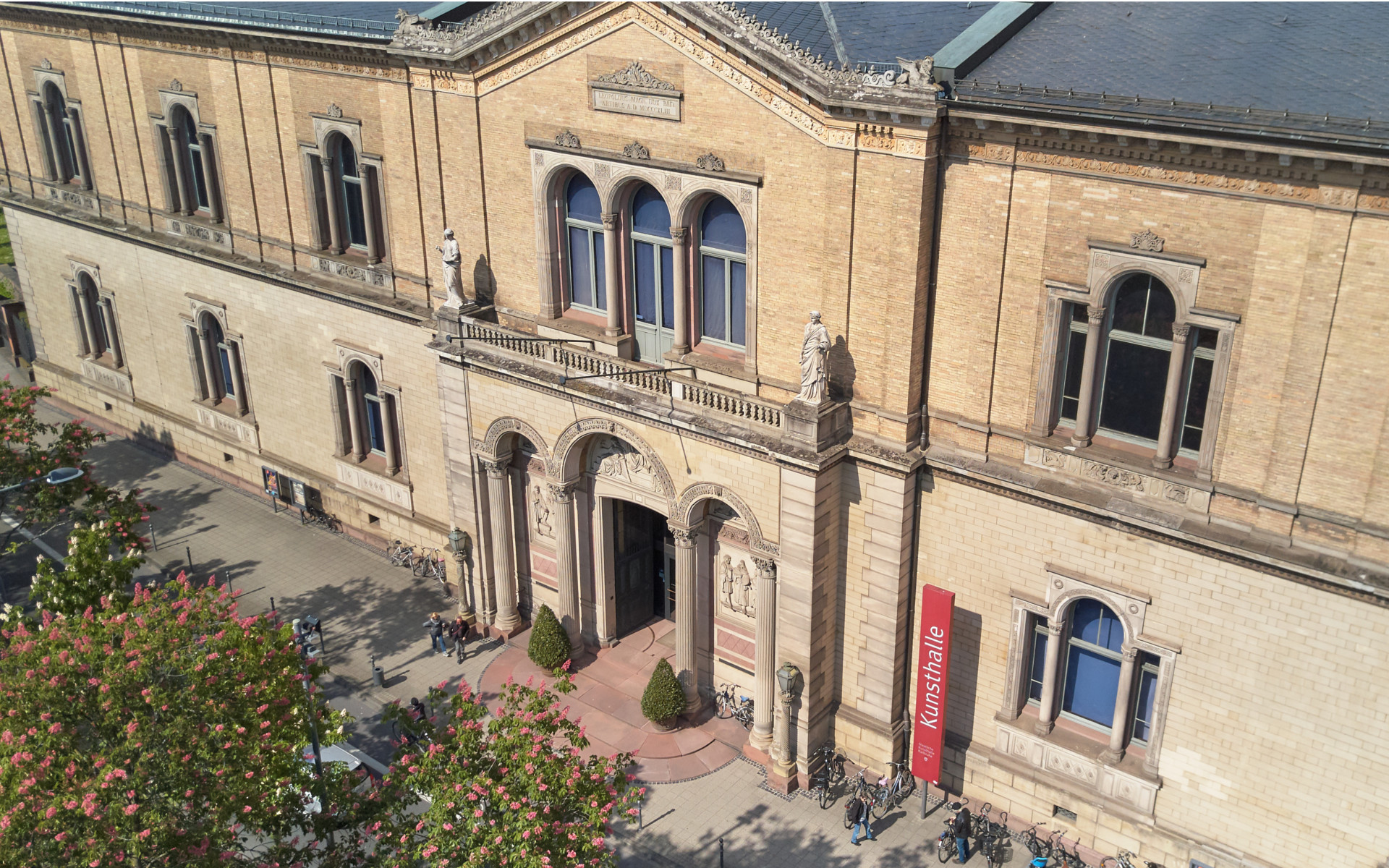 Foto aus der Luftperspektive auf das Hauptgebäude der Kunsthalle Karlsruhe