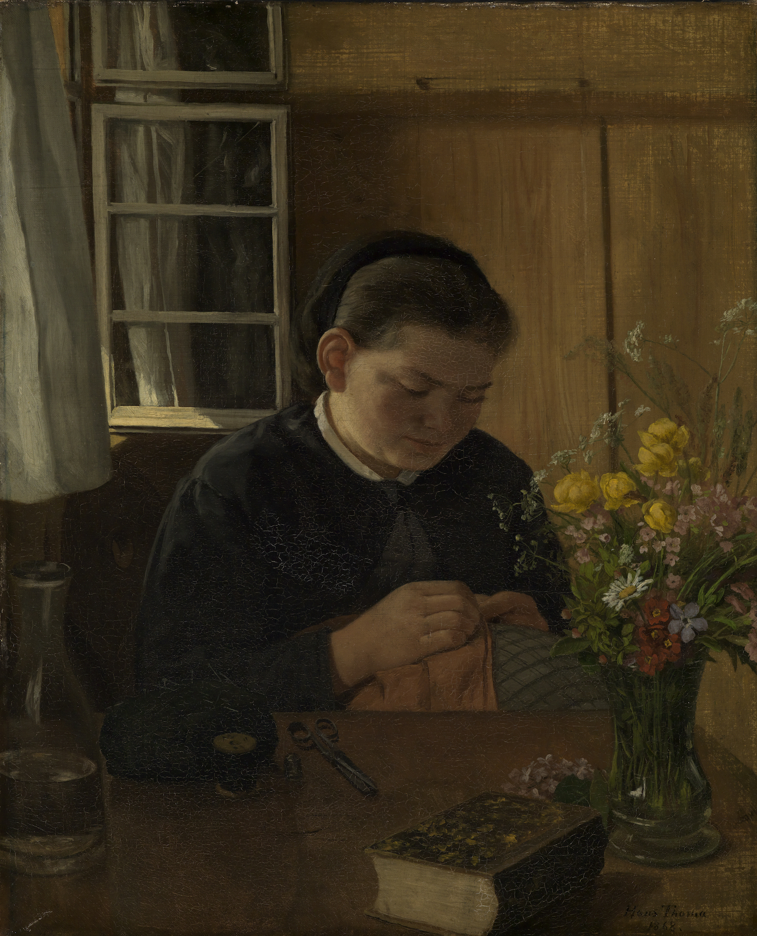 Detail von Hans Thomas Gemälde Nähendes Mädchen. Das nähende Mädchen sitzt mit dem Rücken zu einem offenem Fenster. Vor ihr steht ein Tisch mit Buch und Blumenvase.
