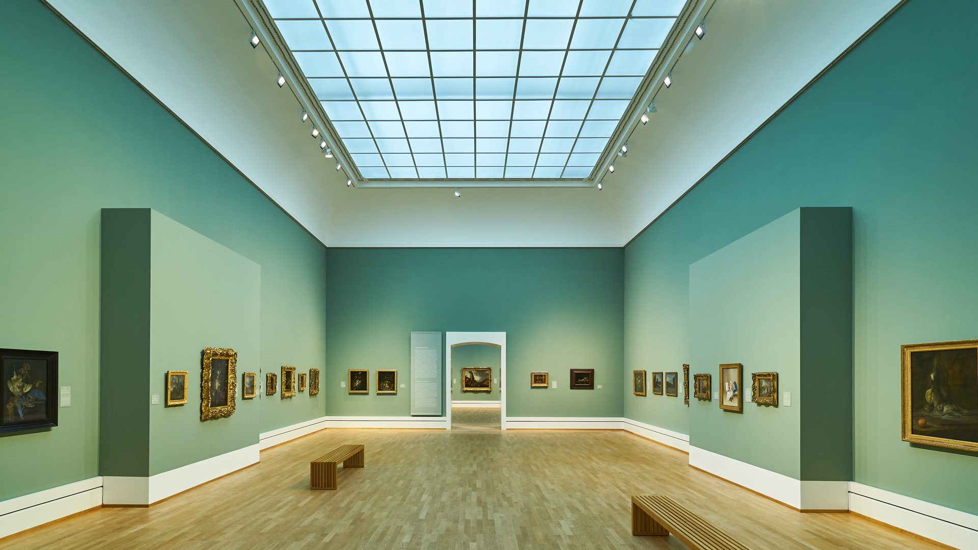 Blick in die Säle der Sammlung der Kunsthalle Karlsruhe. Die Wände sind hellgrün und an den Wänden hängen Gemälde