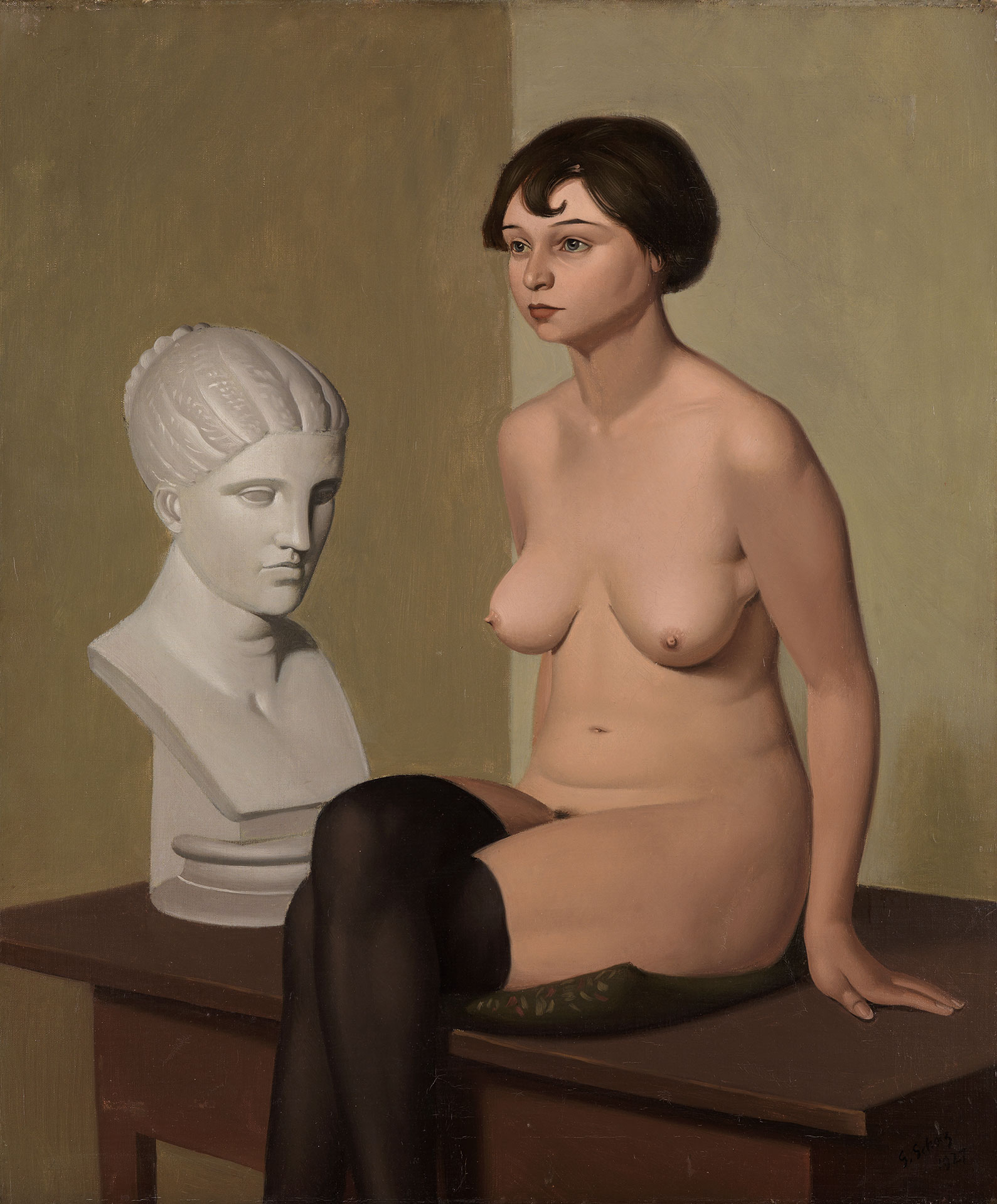 Gemälde Weiblicher Akt mit Gipskopf von Georg Scholz, entstanden 1927. Es zeigt eine nur mit schwarzen Nylonstrümpfe bekleidete Frau auf einem Tisch sitzend. Neben ihr ist eine Büste einer Frau.