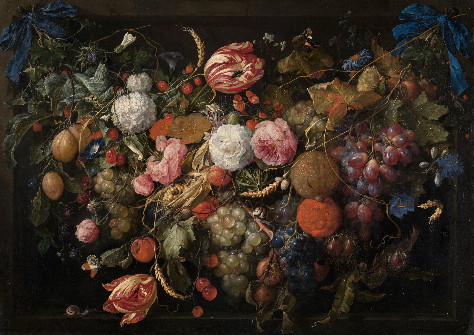 Abbildung von De Heems Blumen- und Früchtegirlande. Es zeigt eine Girlande die aus einer Vielzahl von Blumen, Ähren und Früchten besteht,