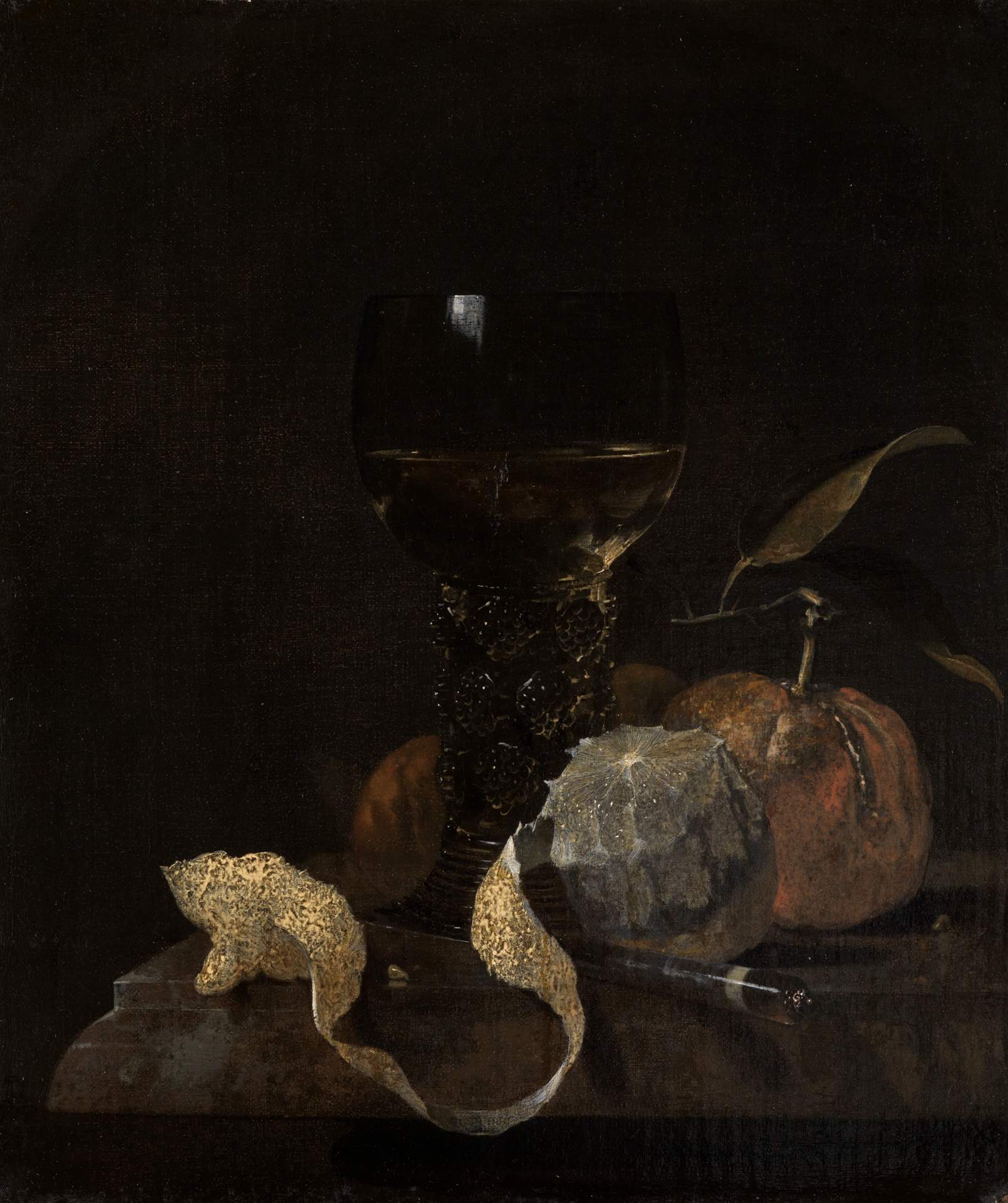Auf Willem Kals Stillleben mit Römer Zitrone und Orangen. Sieht man einen Glaspokal und Früchte. Dabei ist die Schale der Zitrone halb abgeschält. Neben ihr liegt noch das Messer.