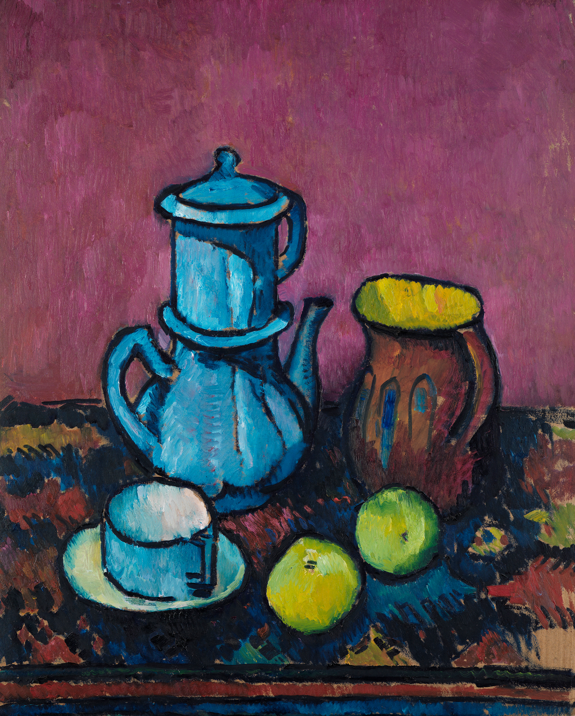 Detail aus Kanoldts Stillleben mit Kaffeegeschirr und Äpfeln. Die Kanne und die Tasse sind blau. Der Hintergrund ist lila.
