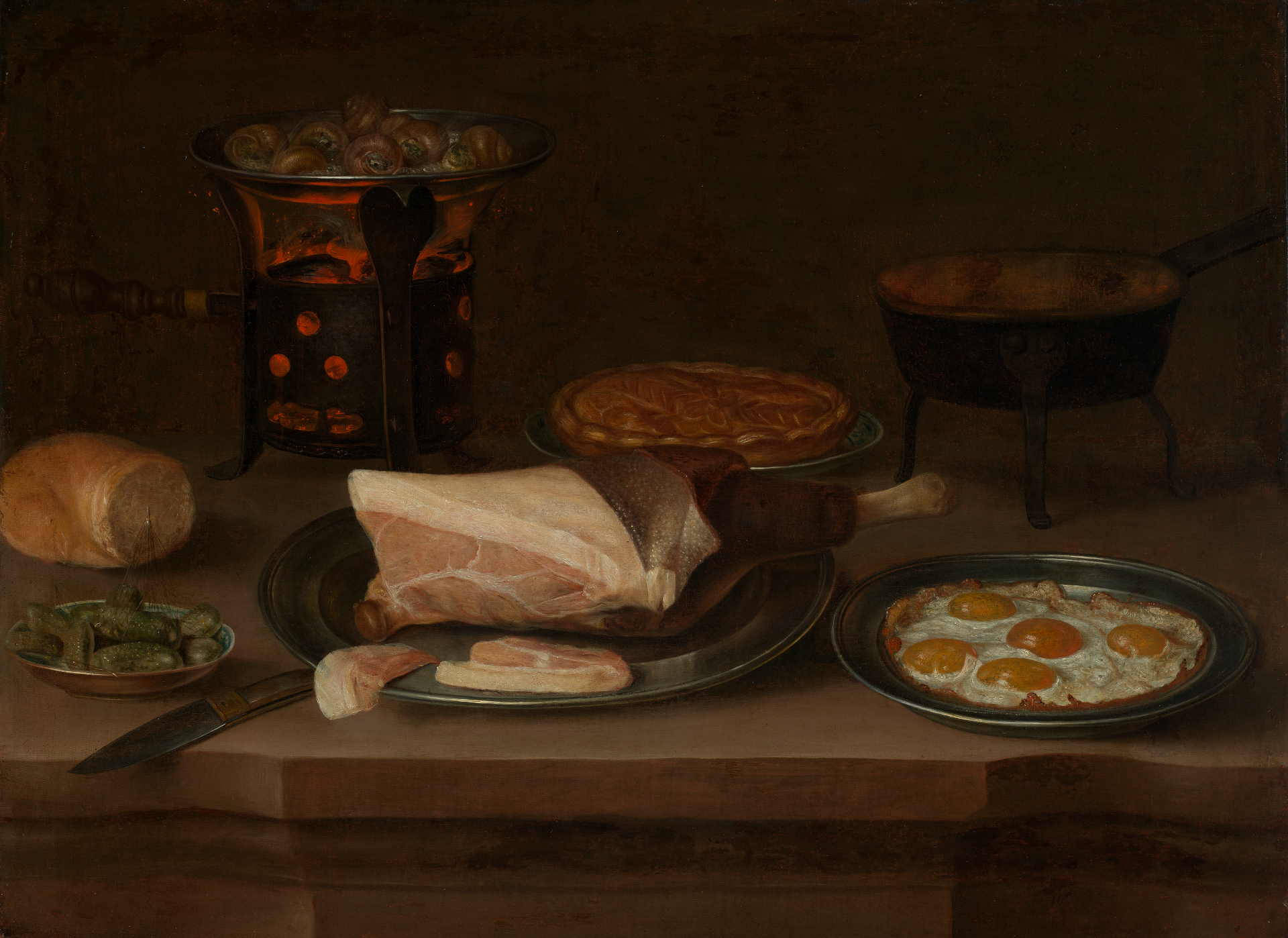 Frühstücksstilleben mit Schinken Spiegeleiern und Schnecken. Die genannten Lebensmittel stehen auf einem braunen Tisch. Der Hintergrund ist ebenfalls braun gehalten.