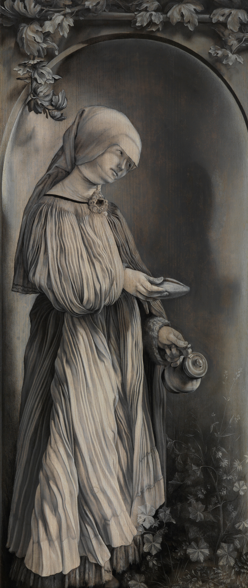 Grünewalds Heilige Elisabeth von Thüringen. Das Bildnis ist lediglich in Grautönen angefertigt. Die Heilige steht unter einemBogen und hält einen Krug in der Hand.