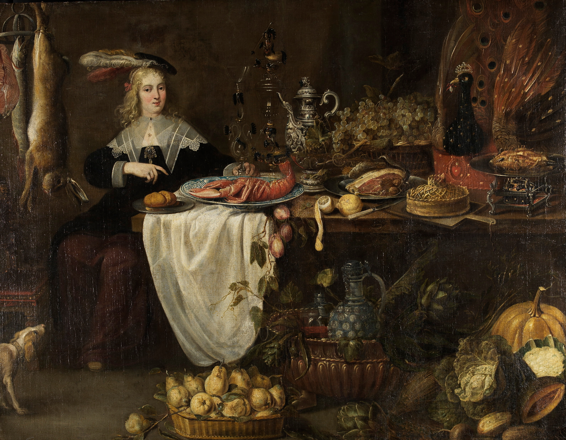 Tafelstilleben mit sitzender Dame von Adriaen van Utrecht. Zu sehen ist ein üppig gedeckter Tisch mit opulenten Tafelaufsätzen. Am Kopfende sitz eine vornehm gekleidete Dame mit Hut. Auf dem Boden stehen Körbe mit Lebensmitteln.