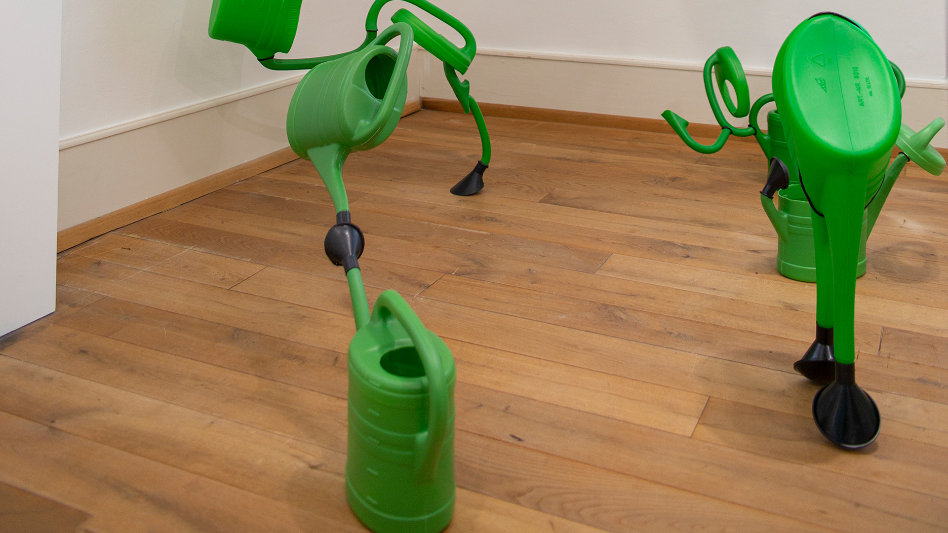 Eine Installation in der Ausstellung Volle Kanne Kunst in der Jungen Kunsthalle lässt die modifizierten Kannen tänzelnd wirken.